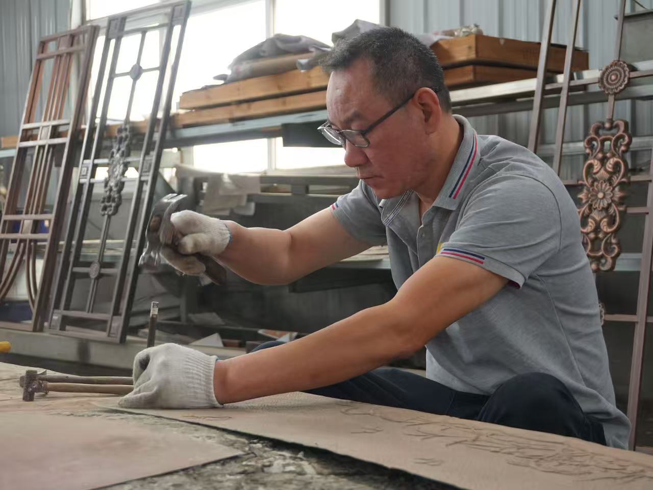 青岛乡里乡亲丨乡土文化带头人 徐华德:让錾铜浮雕“活”起来、“火”起来