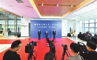 10月27日上午，市七届人大一次会议首场“人大代表通道”“局长通道”开启。