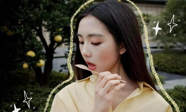 黄多多拍红毯花絮图可爱灵动