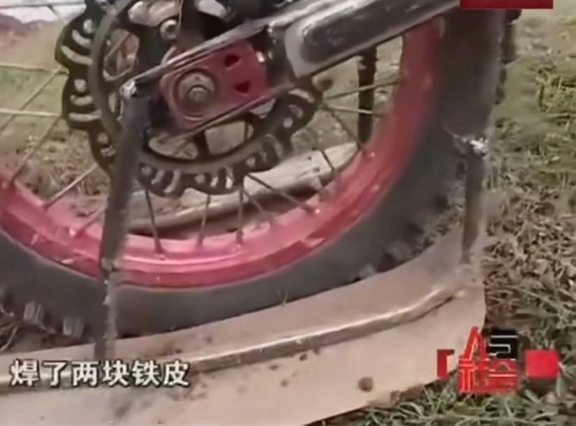 图为水上摩托改装焊接铁皮细节 图源：社交媒体截图