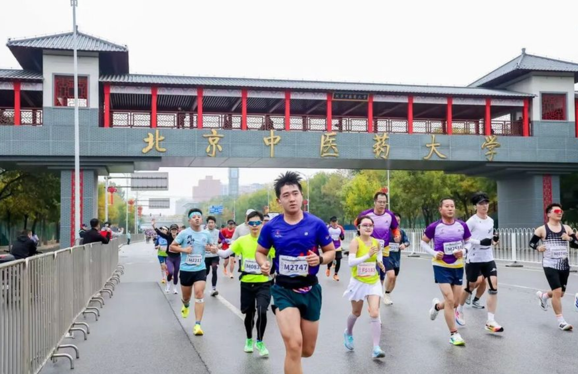 7000名跑者齐聚“PB福地” 2026北京房山良乡大学城半程马拉松成功举办