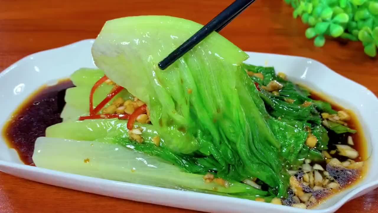 广东白灼生菜为什么好吃？原来做法很简单，颜色翠绿，不发黄变黑