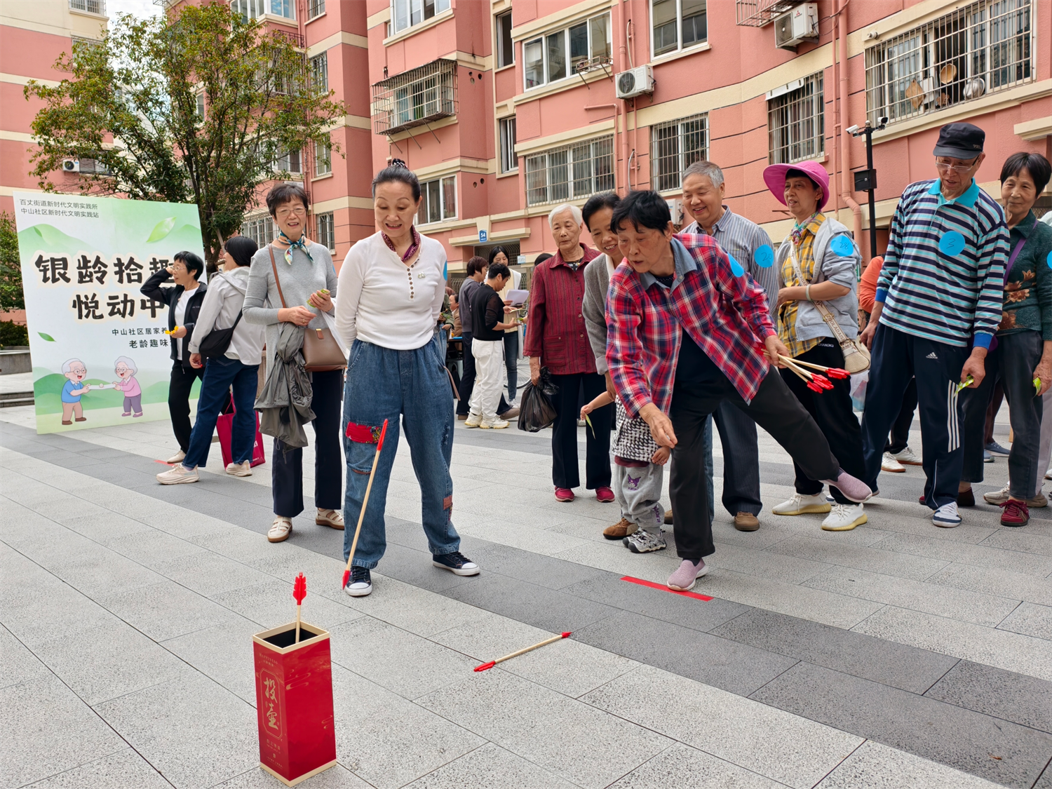 边玩边学,社区把垃圾分类嵌进老龄趣味运动会