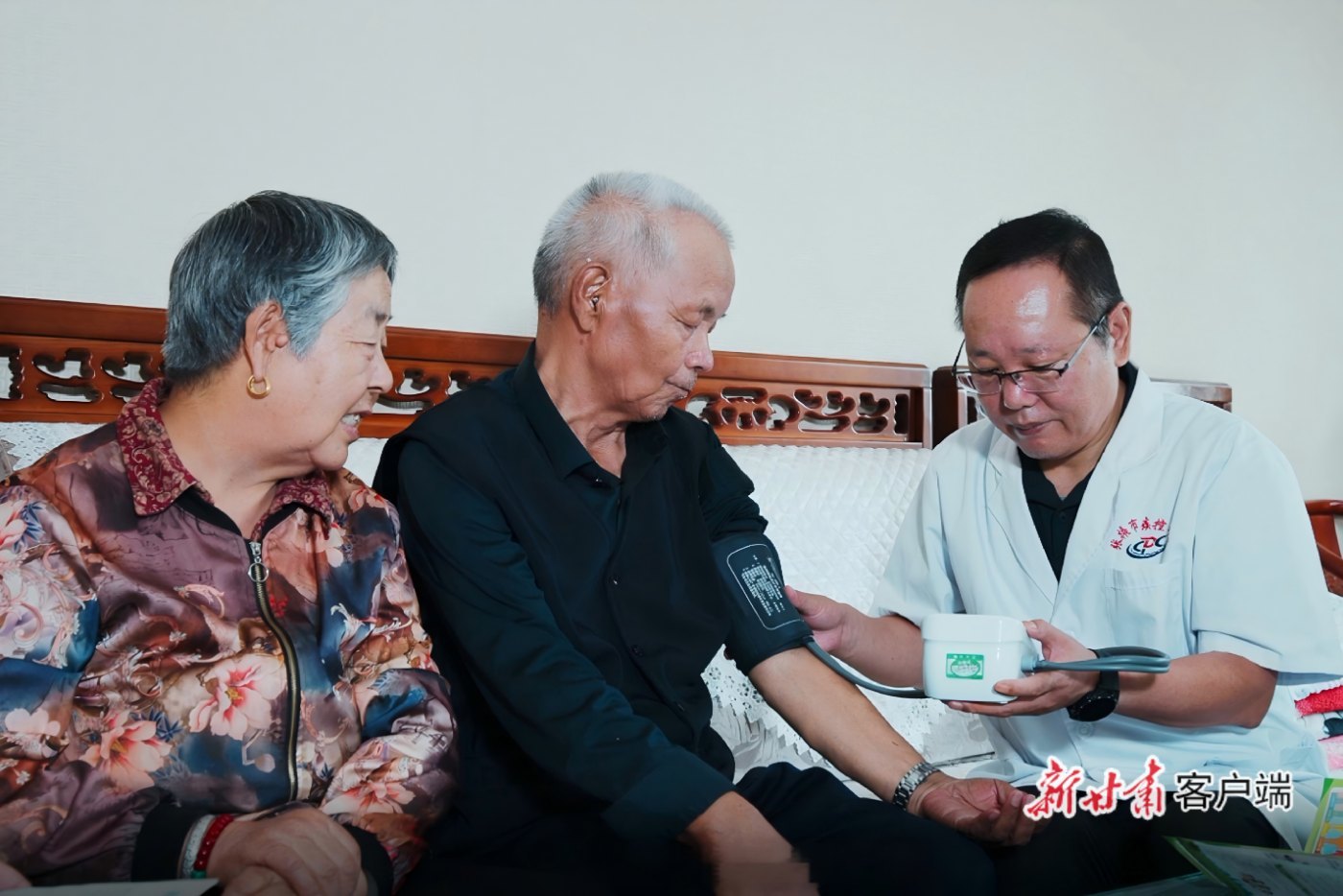 张掖市疾控中心慢性病防控科科长银万栋上门为患者测量血压
