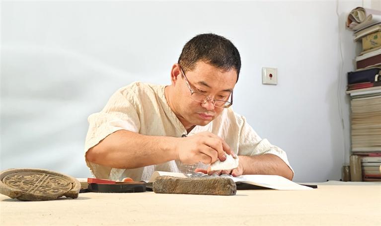 王成，正高级工艺美术师，兰州市金石传拓非遗项目代表性传承人，甘肃甘谷人。甘肃省书法家协会会员、甘肃省工艺美术协会会员。