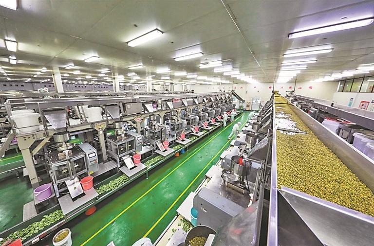 甘源食品生产车间一景。