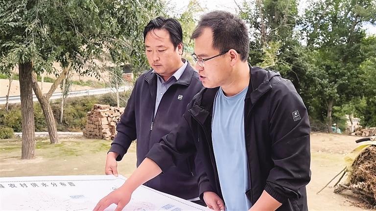 榆中县水务局工作人员介绍供水分布情况