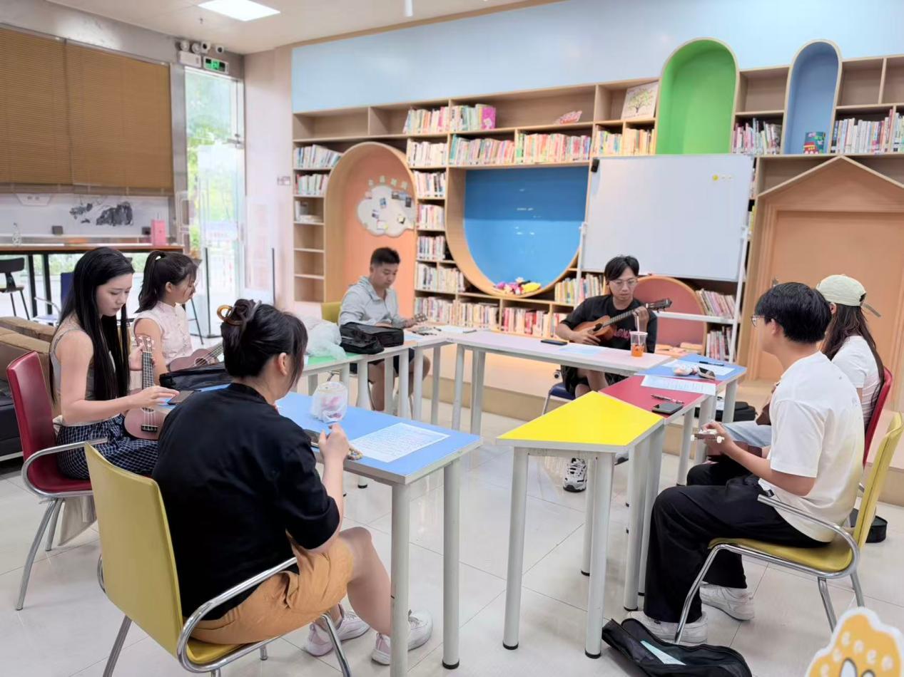 南昌社区“青年一刻钟”尤克里里公益课开课 零基础学员一节课弹出《贝加尔湖畔》
