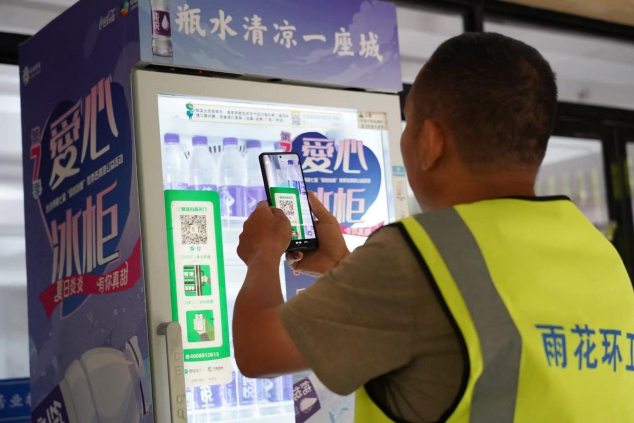 一城洁净,四季暖心|中粮可口可乐华中公司持续关爱环卫工人