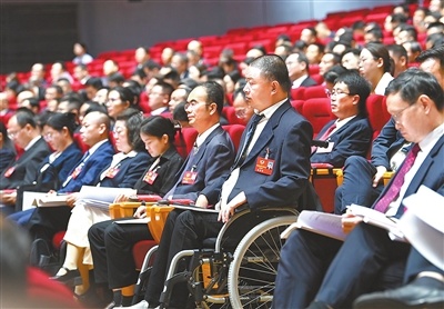 10月26日，市政协委员、兴国县残疾人就业创业孵化基地总经理叶向阳在参加市政协七届一次会议开幕大会。会议期间，他围绕拓宽适配岗位资源，助力残疾人稳岗增收提出建议。