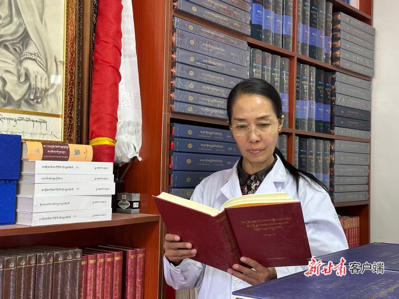 甘南藏族自治州藏医医院主任医师拉毛查阅资料