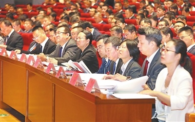 10月26日上午，出席市政协七届一次会议的政协委员凝神聆听市政协六届委员会常委会工作报告。