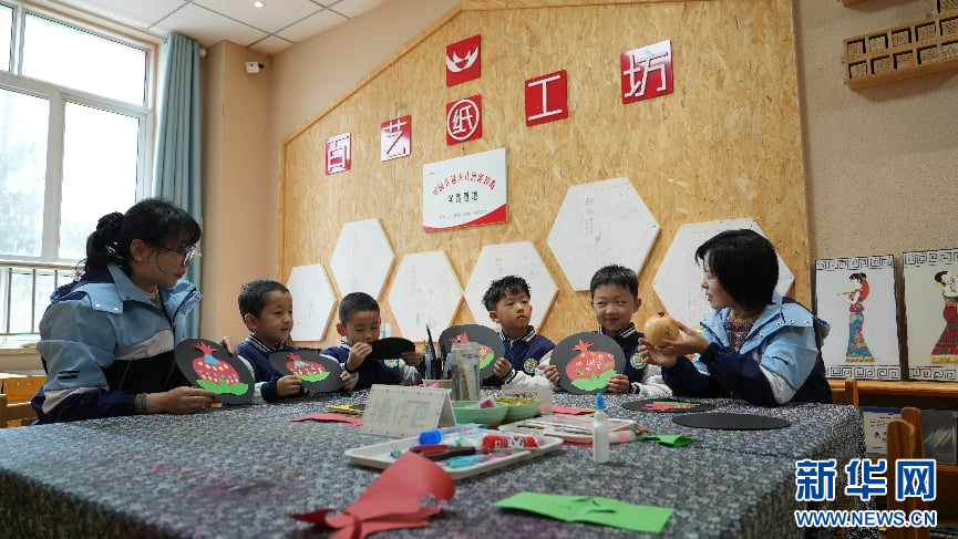 图为临夏市幼儿园的孩子们展示自己的剪纸作品——石榴