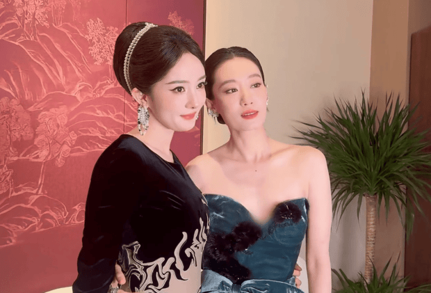 杨幂张小斐同框拍照笑容灿烂心情好