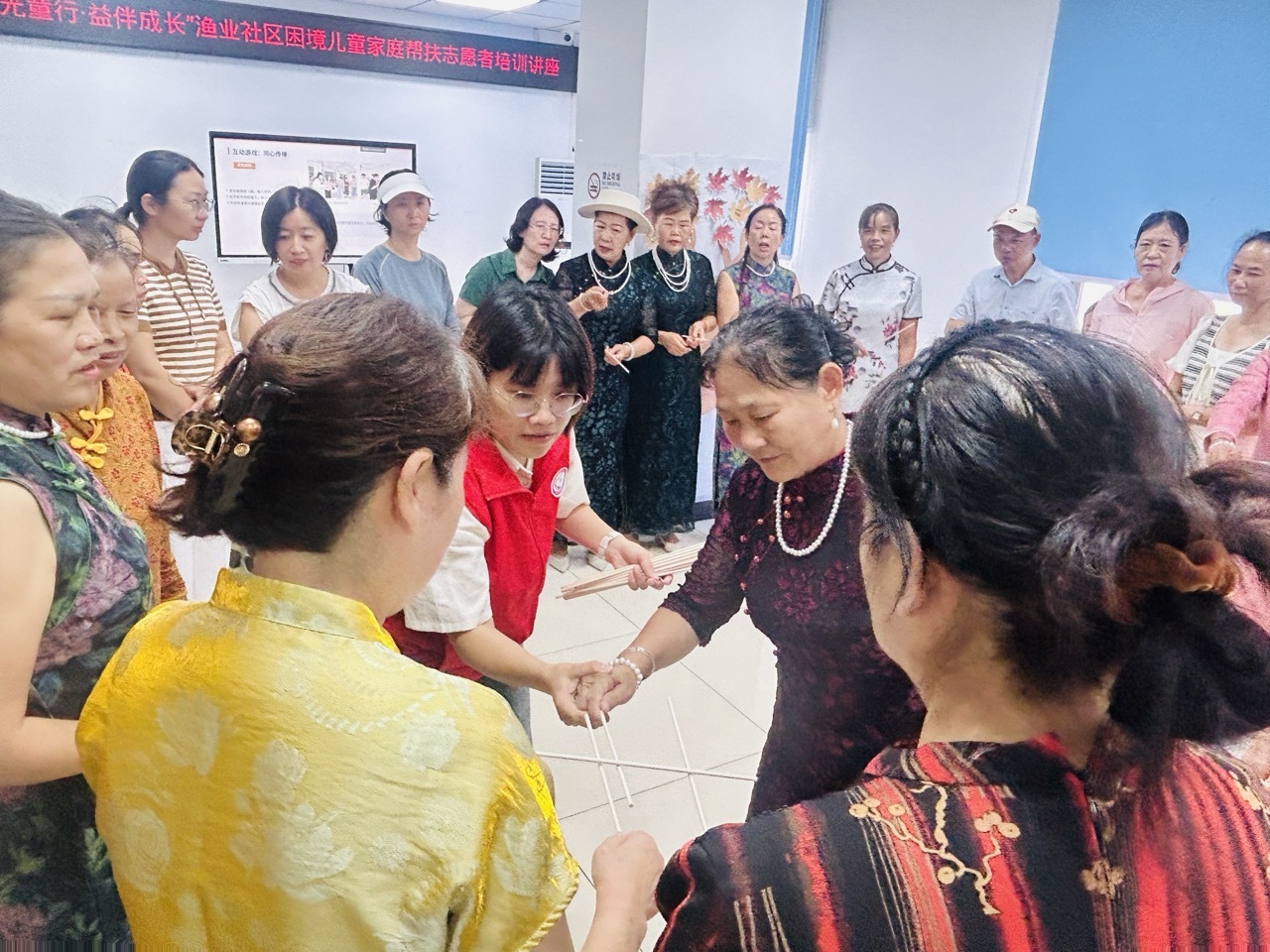 “暖光”充电站！志愿者们解锁陪伴困境儿童“新技能”——渔业社区开展困境儿童家庭帮扶志愿者培训讲座