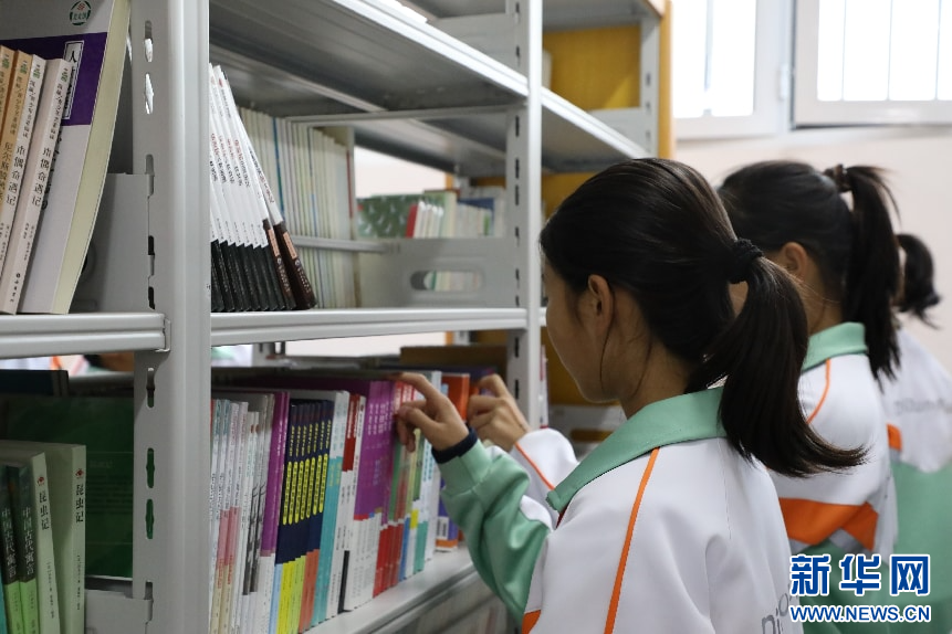 图为临夏七中的同学们在阅览室寻找自己喜欢的书籍