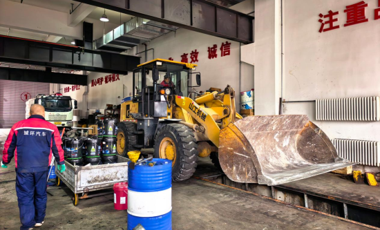车辆在检修工位上进行维修养护。李钊/摄