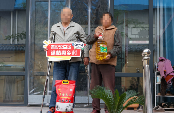 为困境中的老人送去暖心物资。