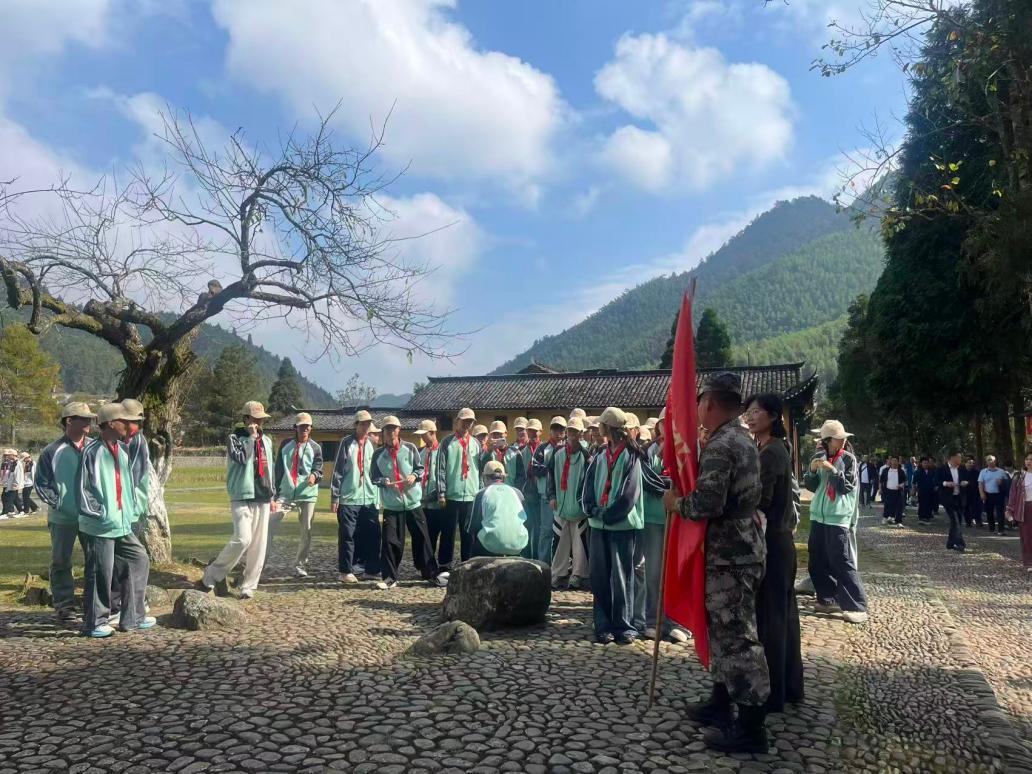 学生们在大井毛泽东旧居读书石拍照留念