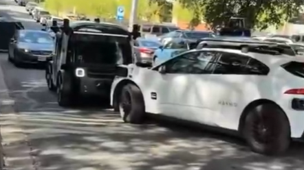 美国三大无人驾驶出租车狭路相逢，互不相让