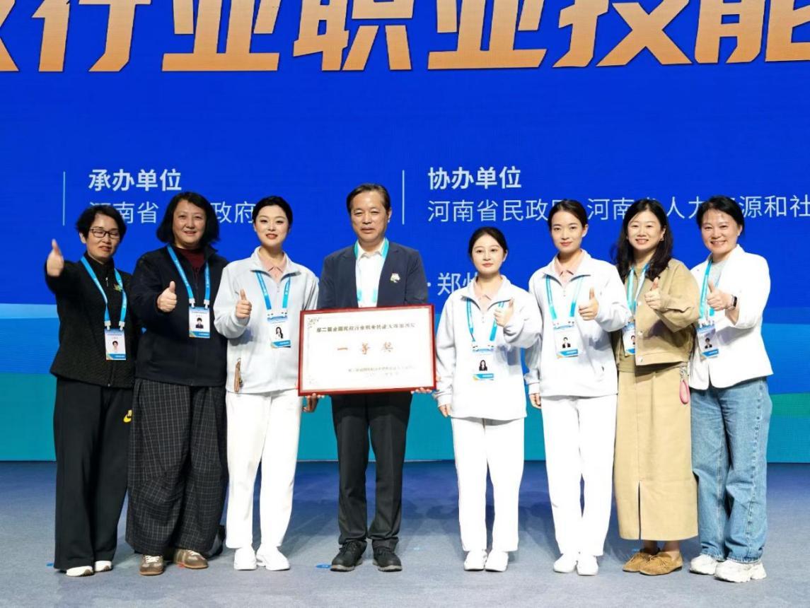 左起第三位为潘彬琪，第五位为罗森鸿