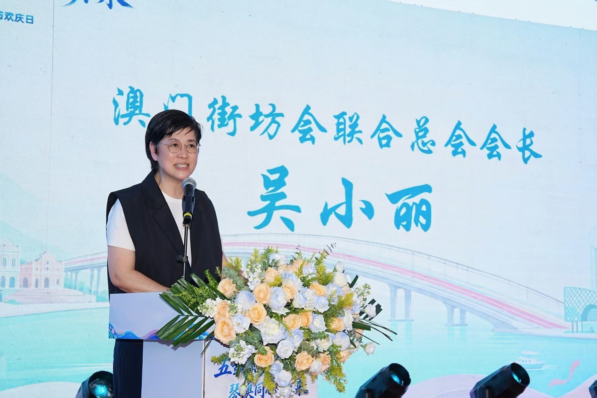 从小在香港读书、长大。中学毕业时,升学成了人生的第一个重要路口——当时香港大专院校数量少、竞争大,想升学并不容易。“恰好我看到暨南大学的一个专辑介绍,我便鼓起勇气尝试,有幸被录取,从此与暨大结缘。”