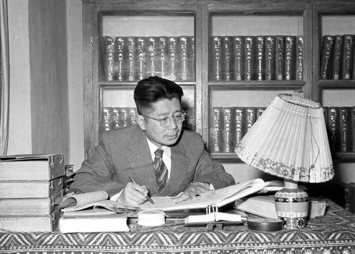 1956年,常书鸿在进行文物研究工作。(资料照片)
