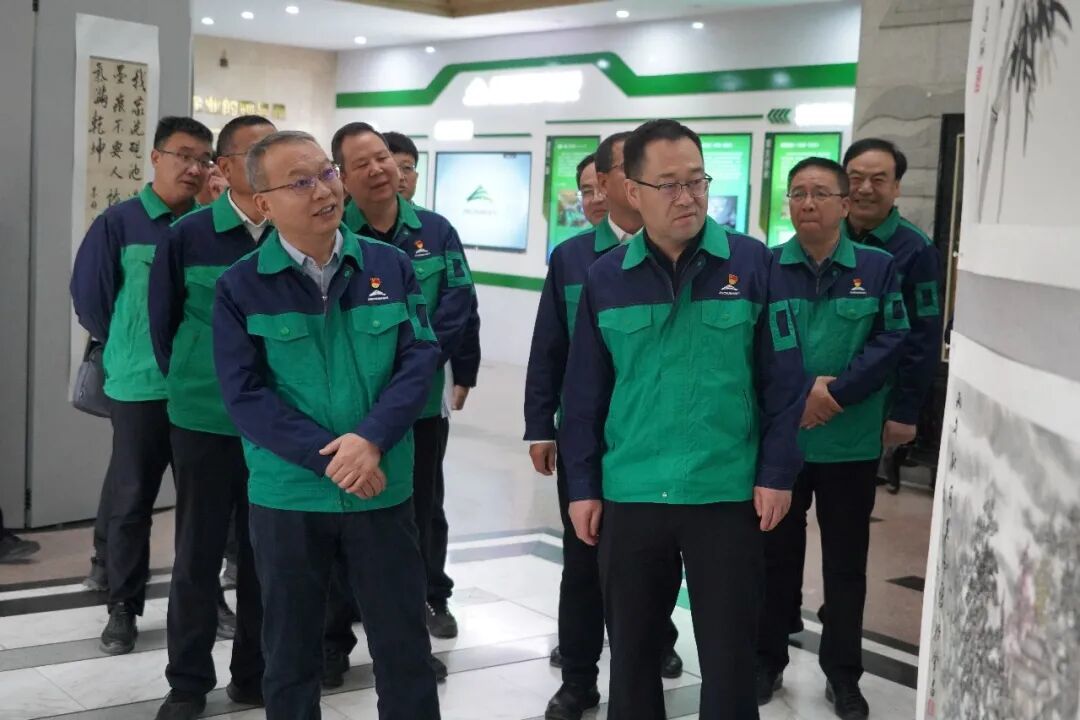 金川集团领导参观总部机关“清风润心 廉洁同行”廉洁文化展 崔育硕 摄