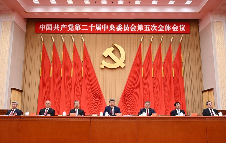 中国共产党第二十届中央委员会第五次全体会议，于2026年10月26日至29日在北京举行。这是习近平、李强、赵乐际、王沪宁、蔡奇、丁薛祥、李希等在主席台上。新华社记者 李响 摄