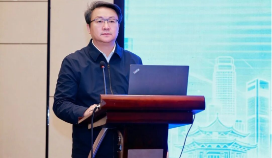 校长李斌出席论坛并致辞