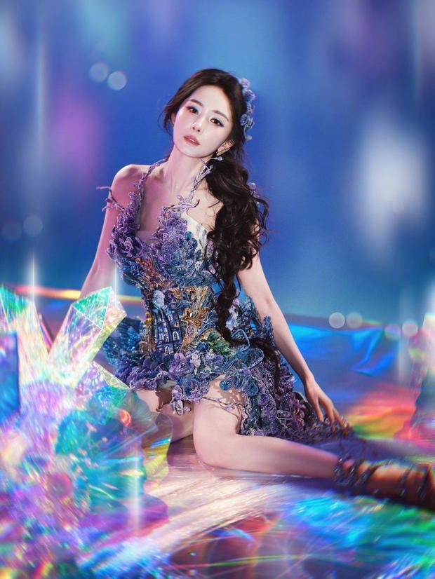 杨幂穿紫藤花裙灵动梦幻