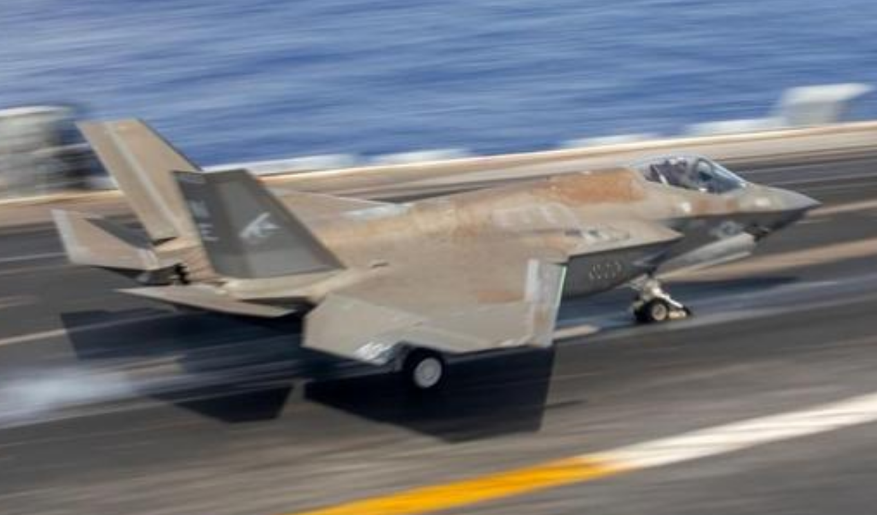 F-22战机作为一款空军战机，对海岛高温、高湿、高盐环境的适应性很有限，若坚持部署，很快就能看到“变色”的战机。（图为“变色”的F-35C舰载机）