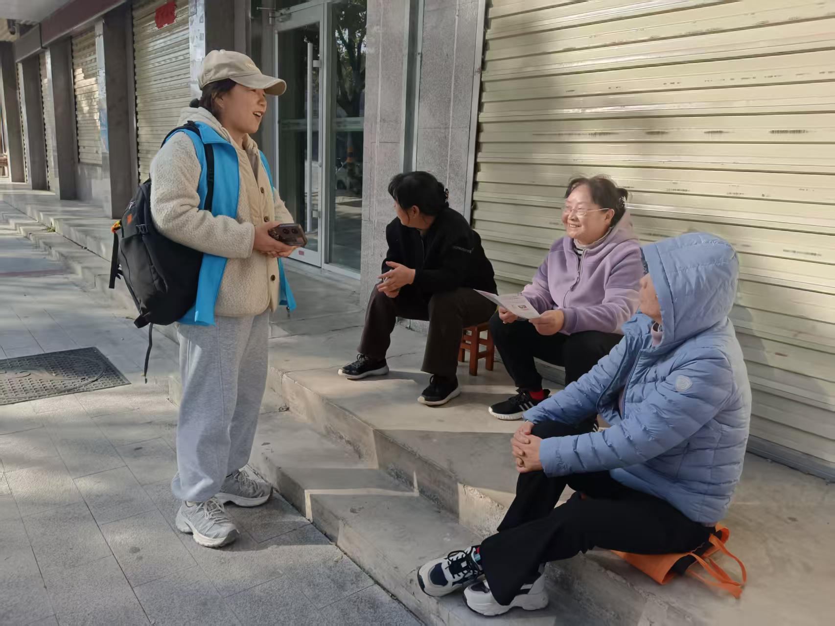 社区网格员摸排困境妇女.jpg