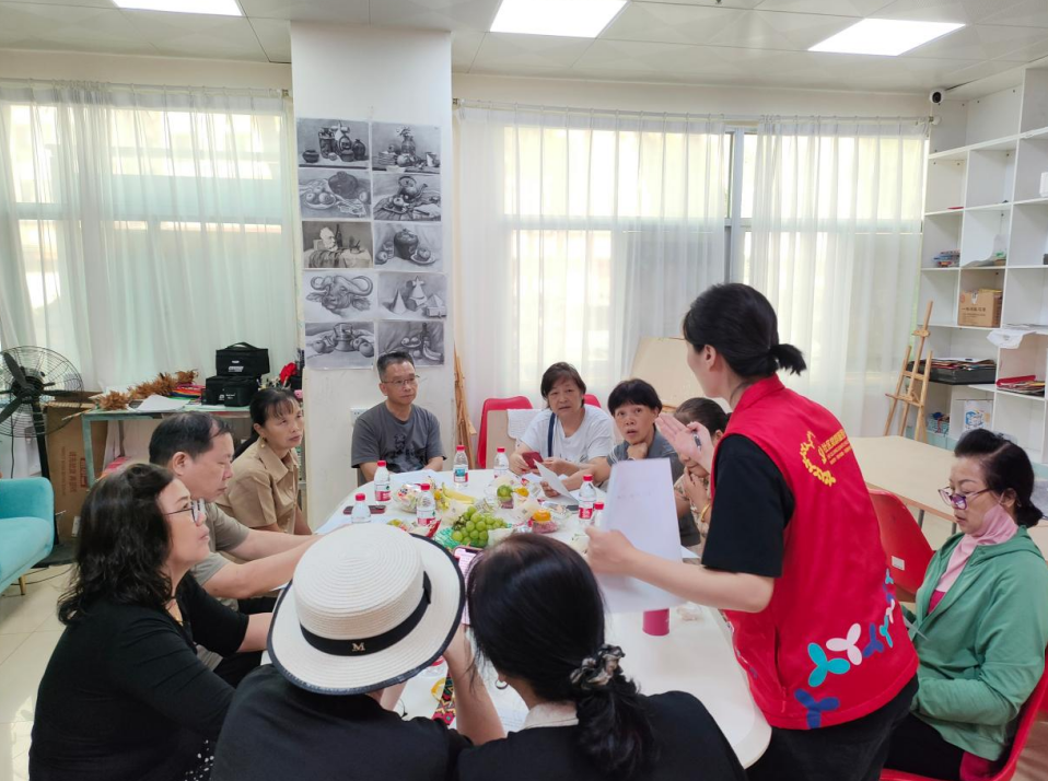 图片一:社区工作人员整理并记录长者意见