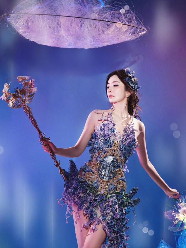 杨幂穿紫藤花裙灵动梦幻