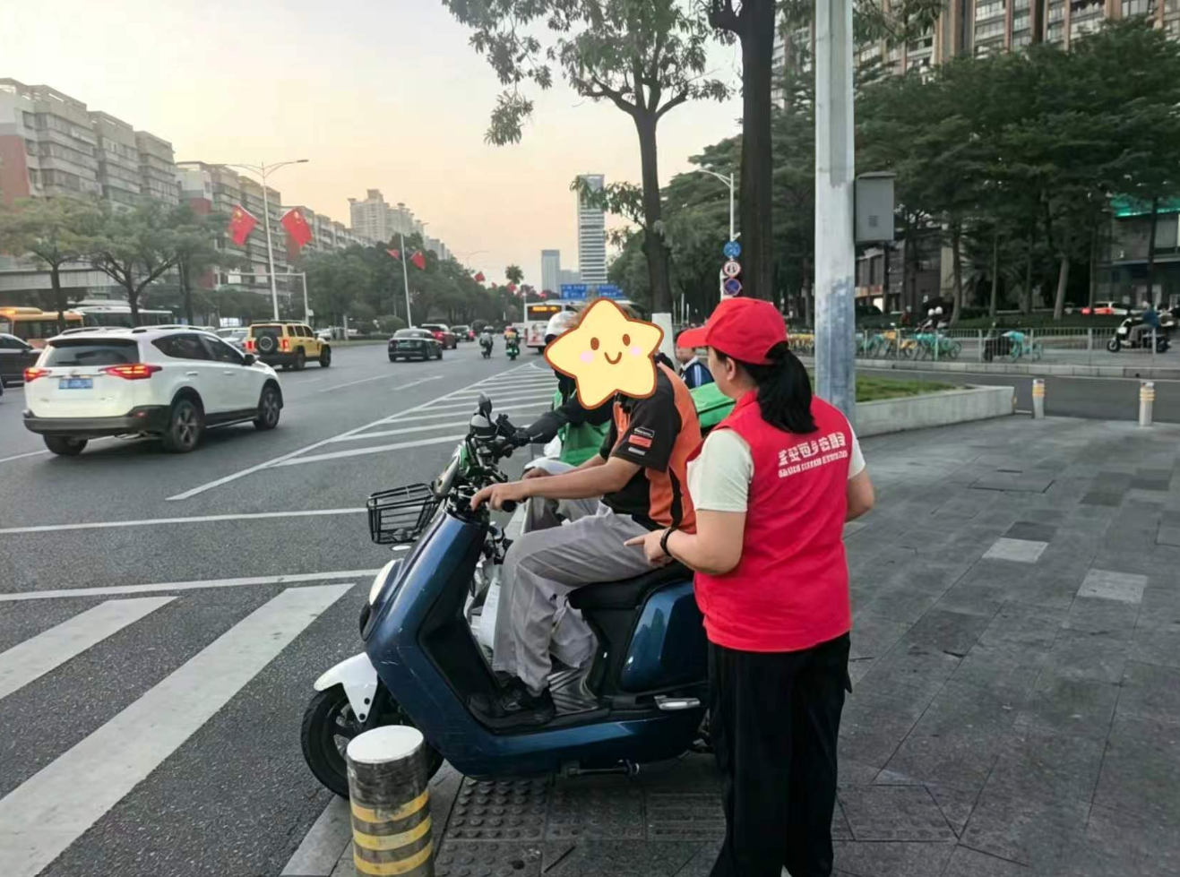 以志愿微光,守护文明出行路——共乐社区常态化开展路口交通文明劝导服务