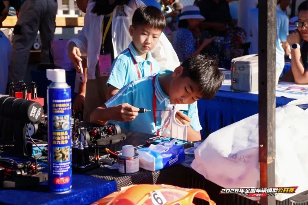 图：选手在比赛现场动手调试赛车