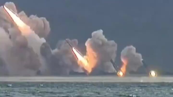 代号“狙击手”，朝鲜600毫米大口径火箭炮首次亮相，密集发射场面震撼