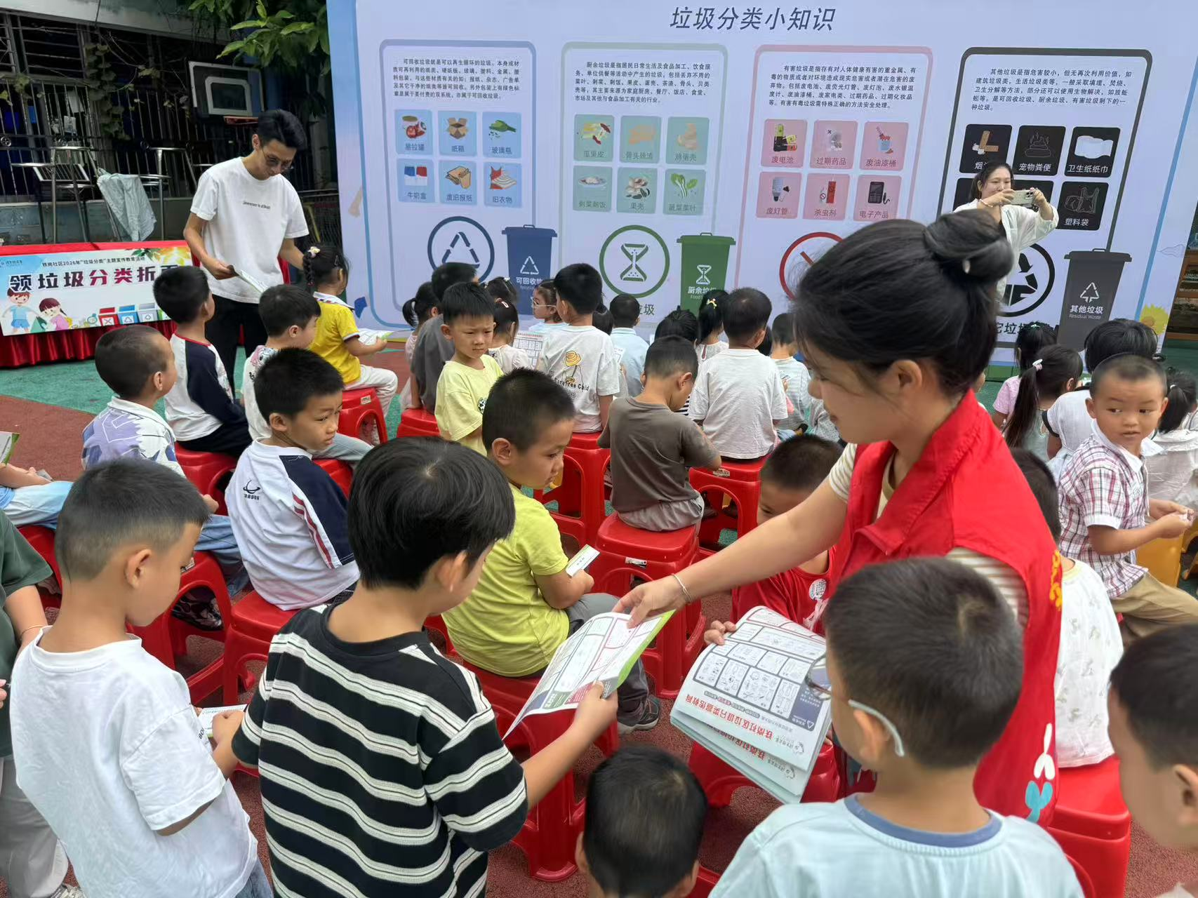 铁岗社区垃圾分类进幼儿园 趣味游戏播撒环保种子
