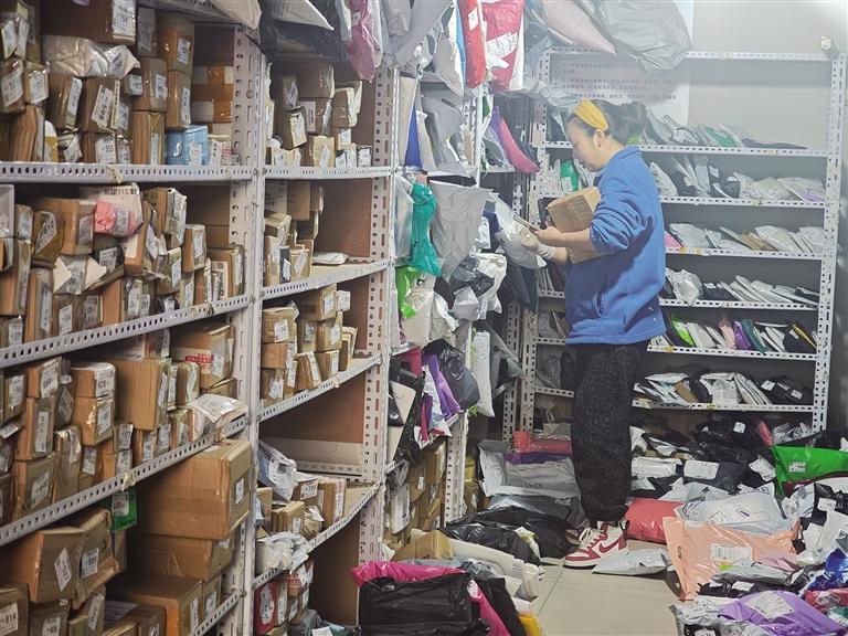 驿站工作人员将快递入库