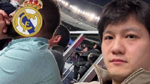 【#樊振东分享观赛西班牙国家德比#，#樊振东穿皇马球衣被拒入场#】近