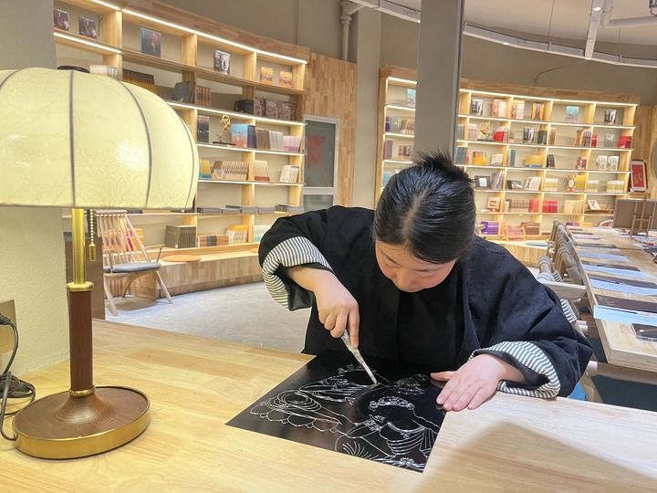2025年3月24日,王婕在雕刻锲金画。新华社记者 张玉洁 摄