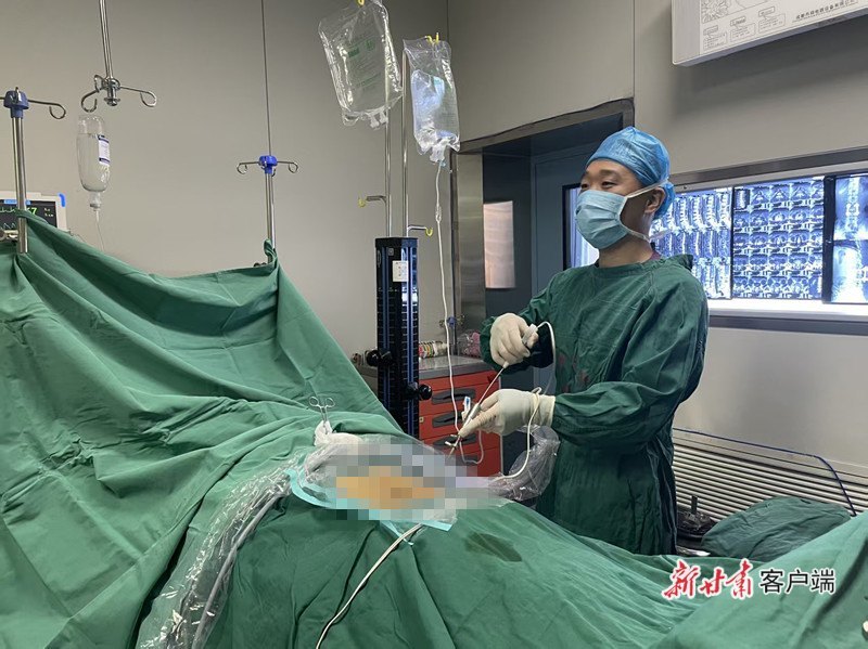 甘肃中医药大学附属医院脊柱外科副主任张宏伟正在手术