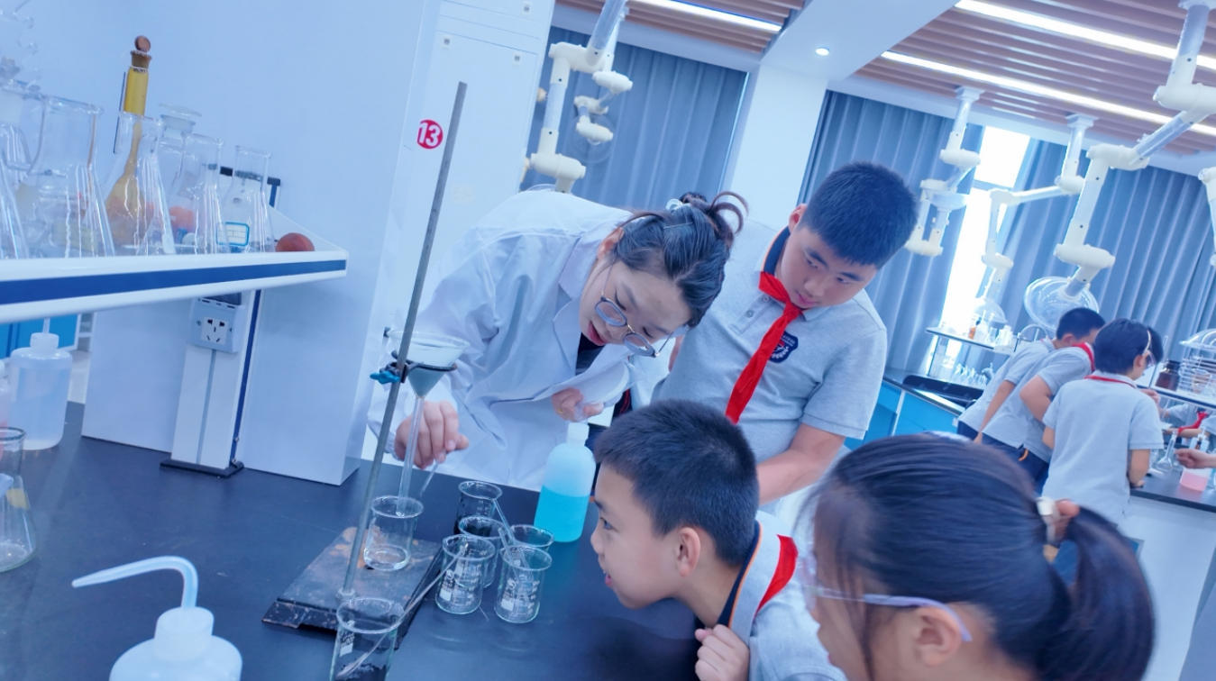 沉浸式探秘科学!357名小学生走进宁职大解锁生物医药职业新体验