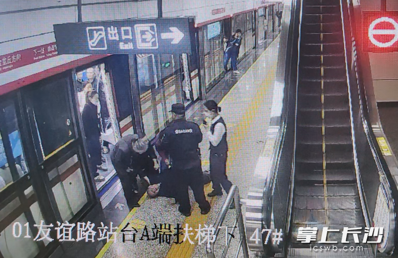 众人将晕倒的老人转移至站台安全区域。均为监控视频截图