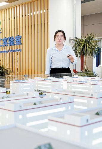 10月15日,燕赵绿色化工实验室展厅内,工作人员介绍实验室规划情况。本报记者 魏雨摄