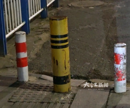 防撞柱侵占盲道空间（网友供图）