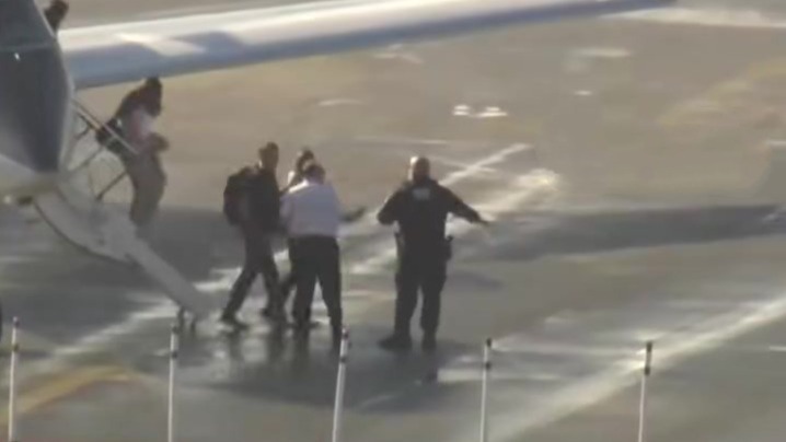 小博索纳罗携家人抵达美国
