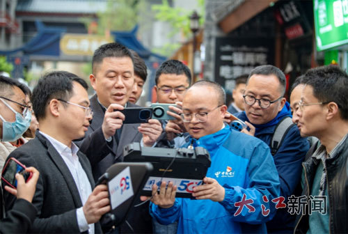 在南昌市万寿宫景区,媒体记者感受中国电信5G-A网络极速体验。
