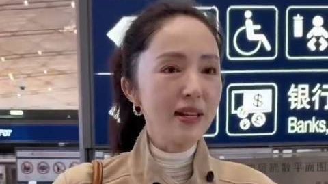 【#董璇在机场教粉丝化妆#】近日，董璇在机场教粉丝化妆，“首先就是先